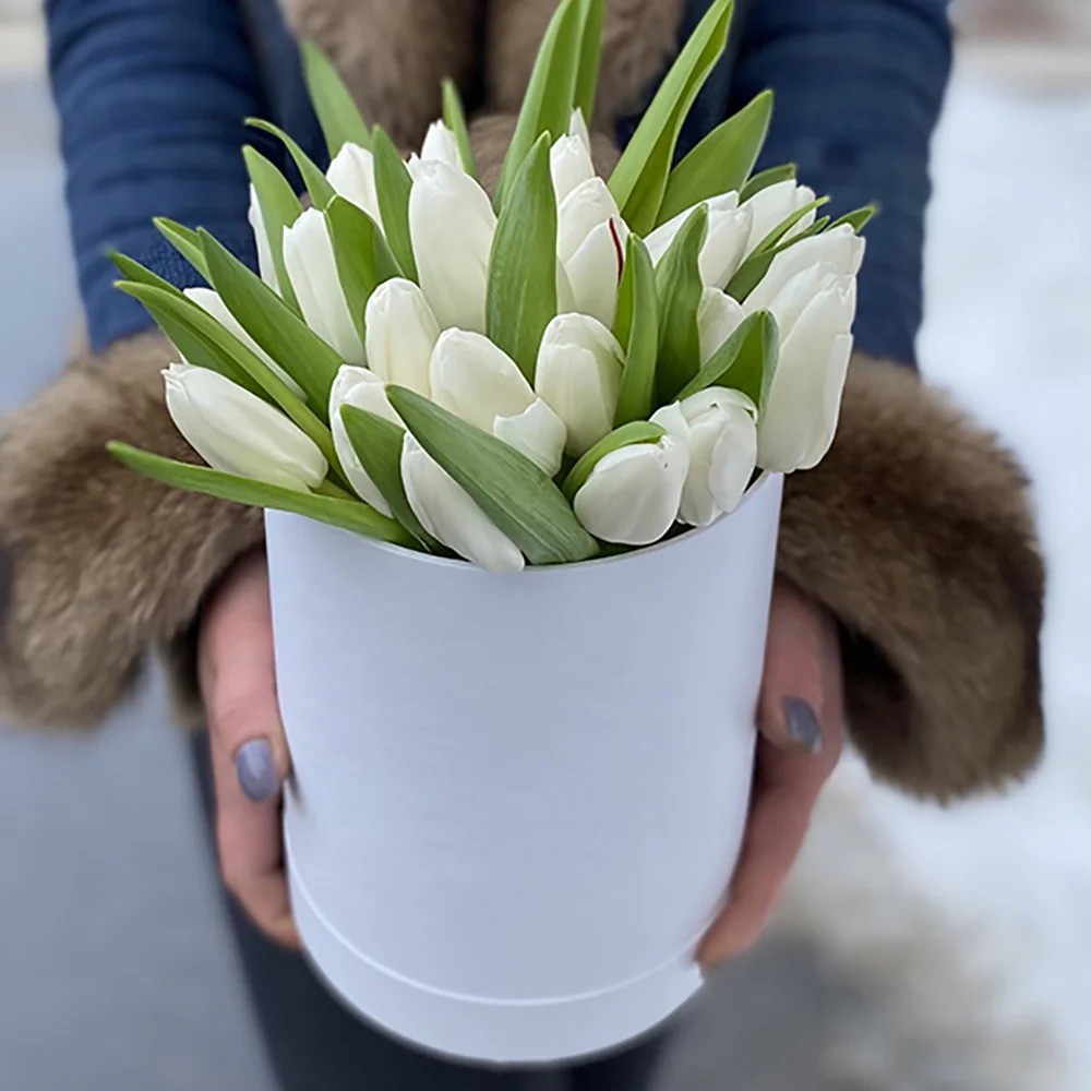 Aranjament floral 25 lalele albe The Flower Box Florarie Targoviste Livrare flori Targoviste