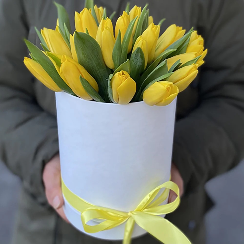 Aranjament floral 25 lalele galbene The Flower Box Florarie Targoviste Livrare flori Targoviste