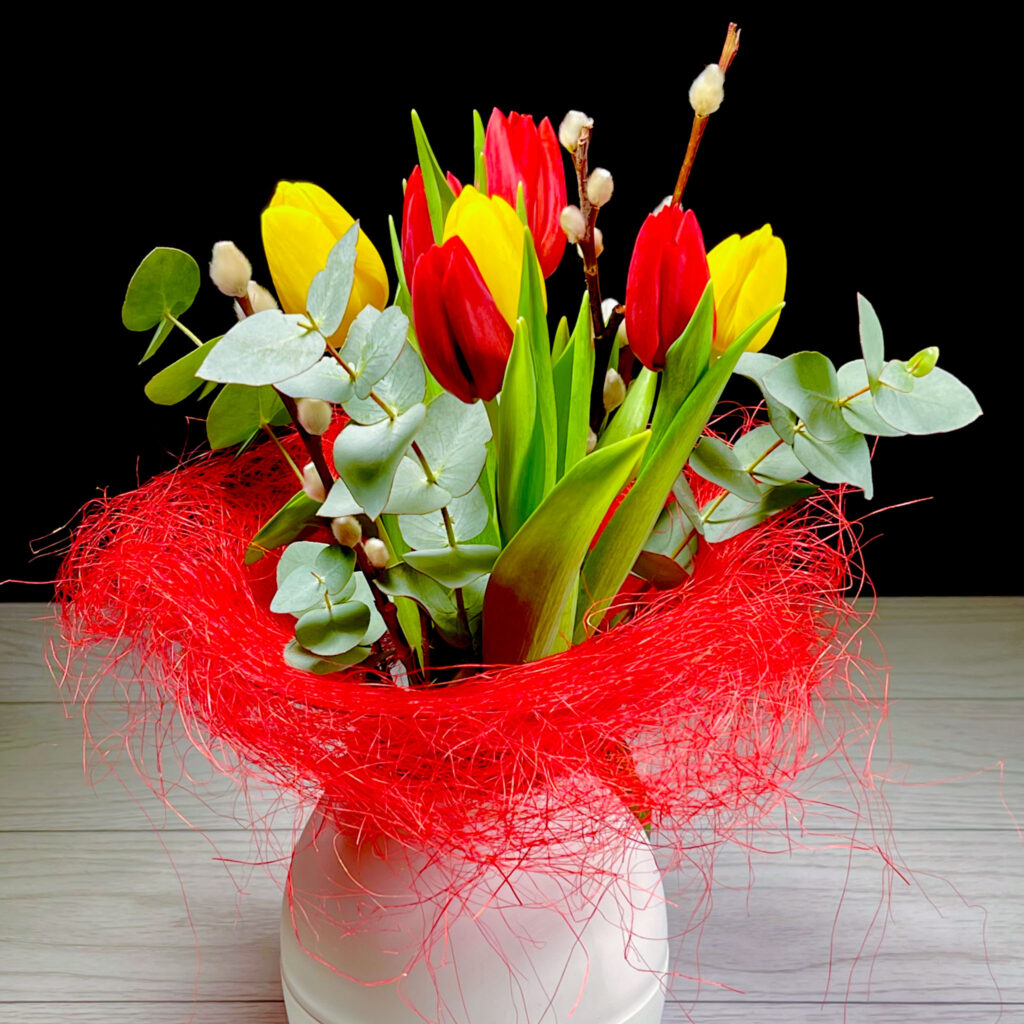 Buchet 7 lalele si Salix Florarie Targoviste Livrare Flori Targoviste